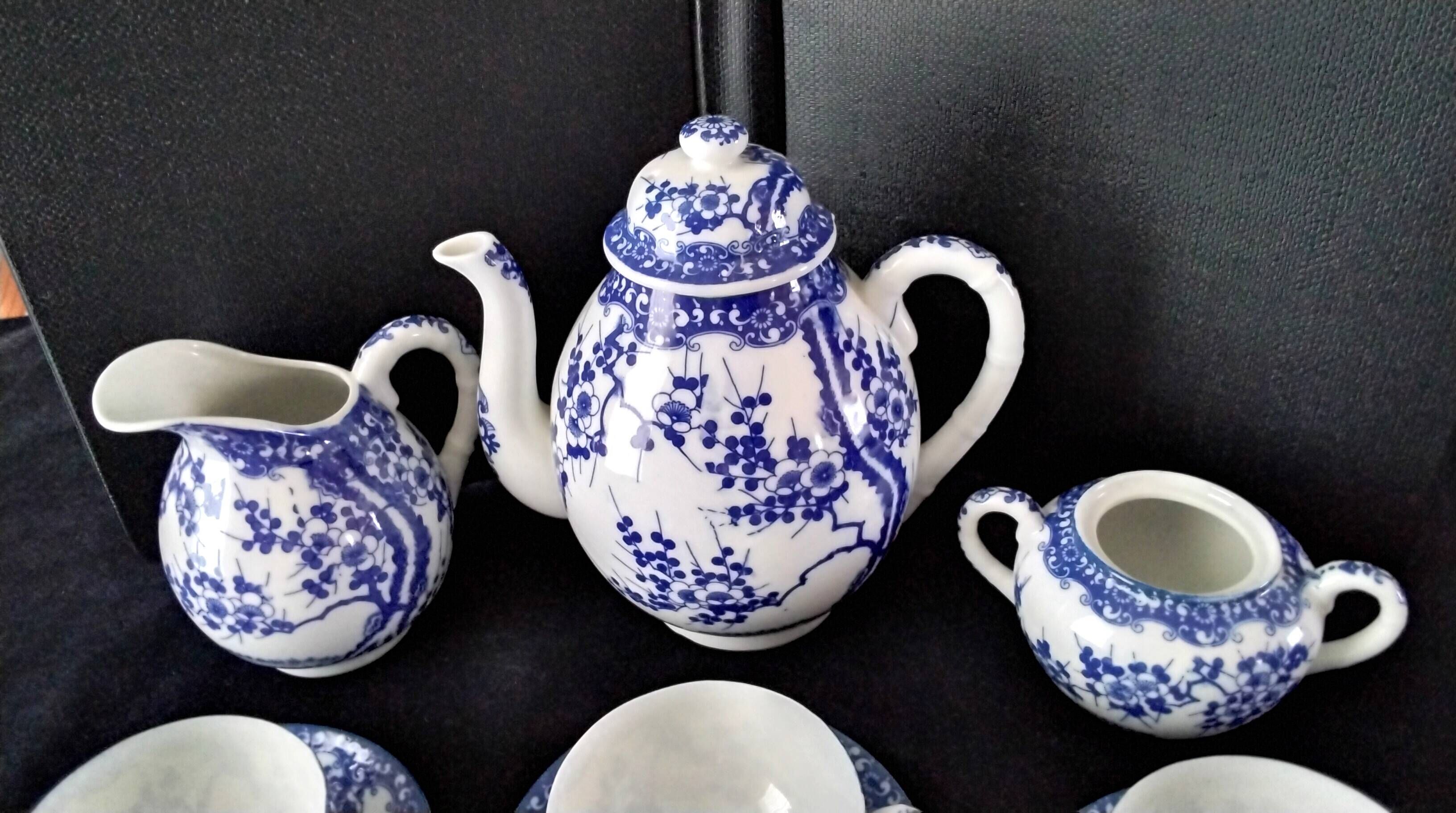Tea or coffee service in Japanese porcelain.