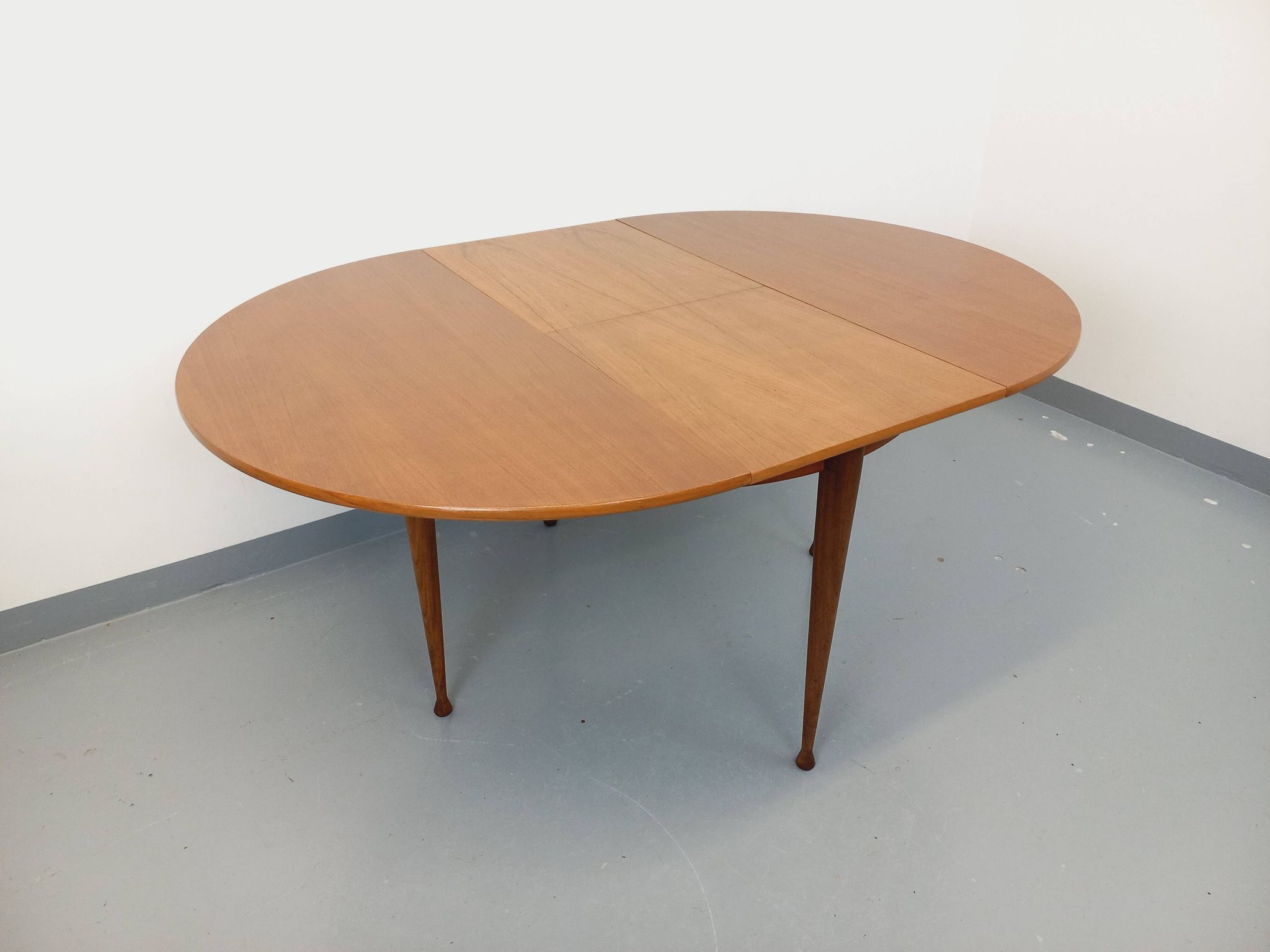 Round dining table in vintage Scandinavian style from the 50s and 60s in teak.