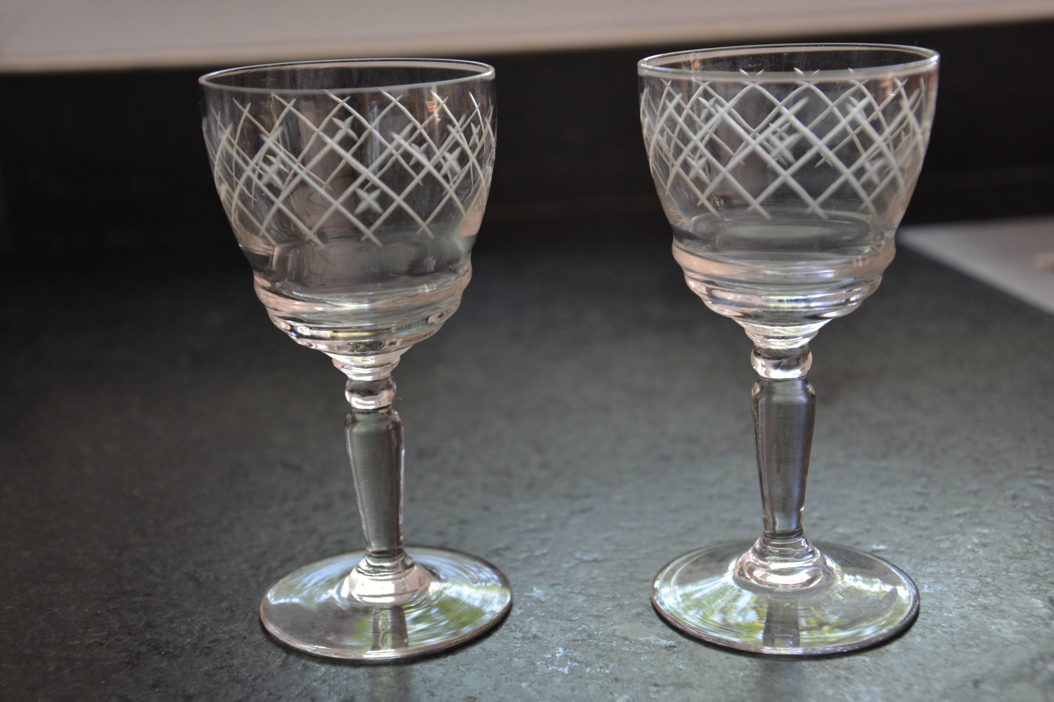 2 petits verres sur pied ciselés
