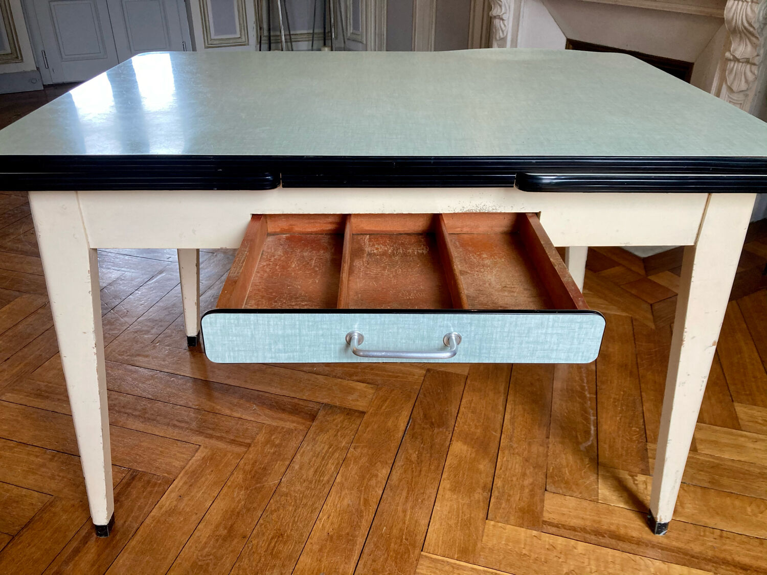 Water-green extendable Formica table
