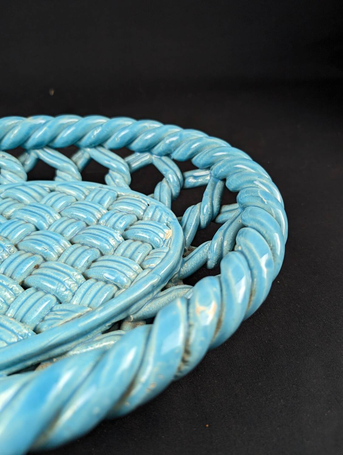 Vallauris flat basket in green woven ceramic