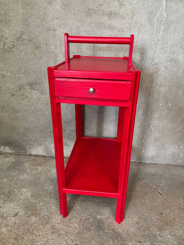 Guéridon, bout de canapé, telle une travailleuse, rouge