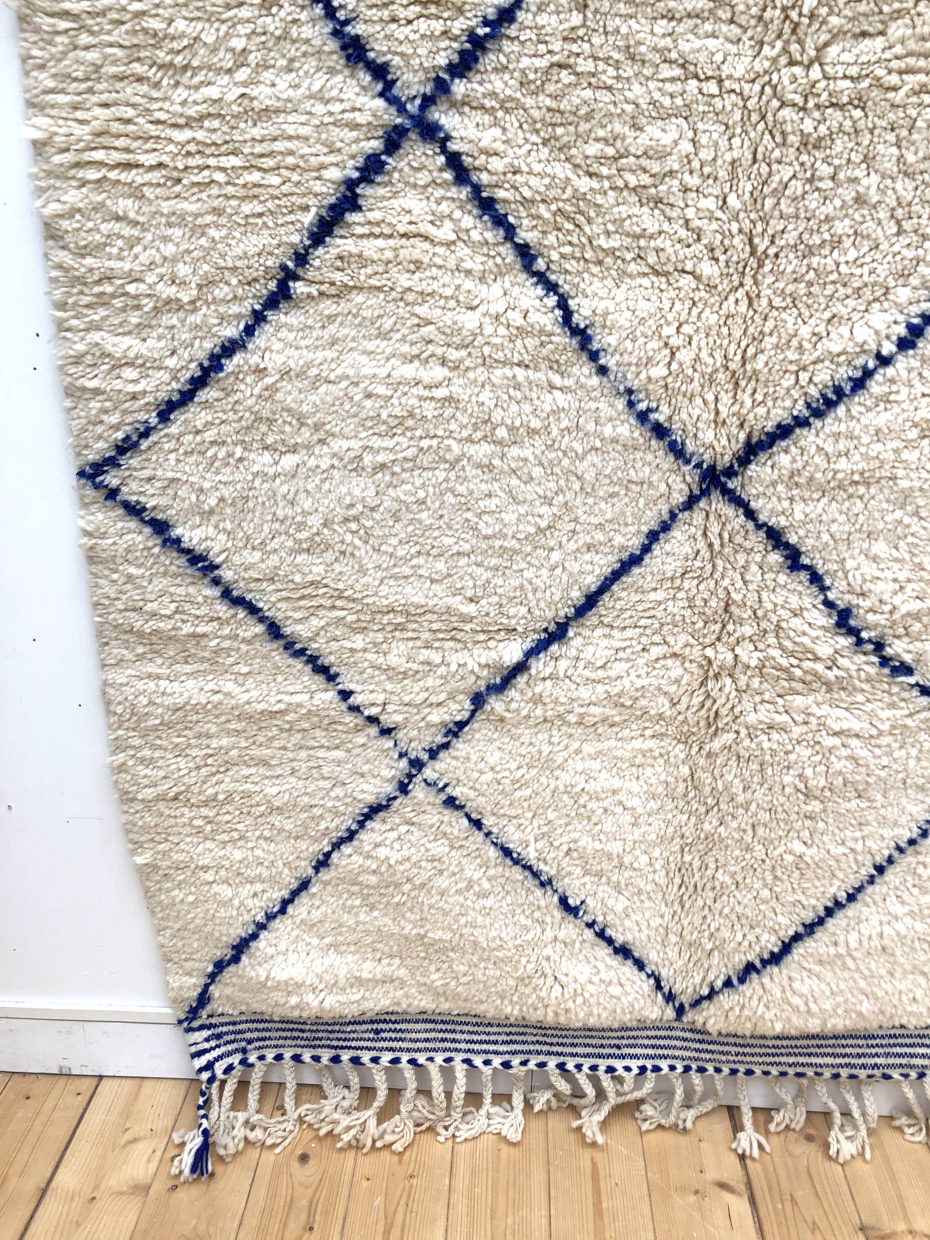 Moroccan Berber carpet Beni Ouarain ecru with majorelle blue diamonds 2.54x1.54m