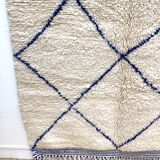 Moroccan Berber carpet Beni Ouarain ecru with majorelle blue diamonds 2.54x1.54m