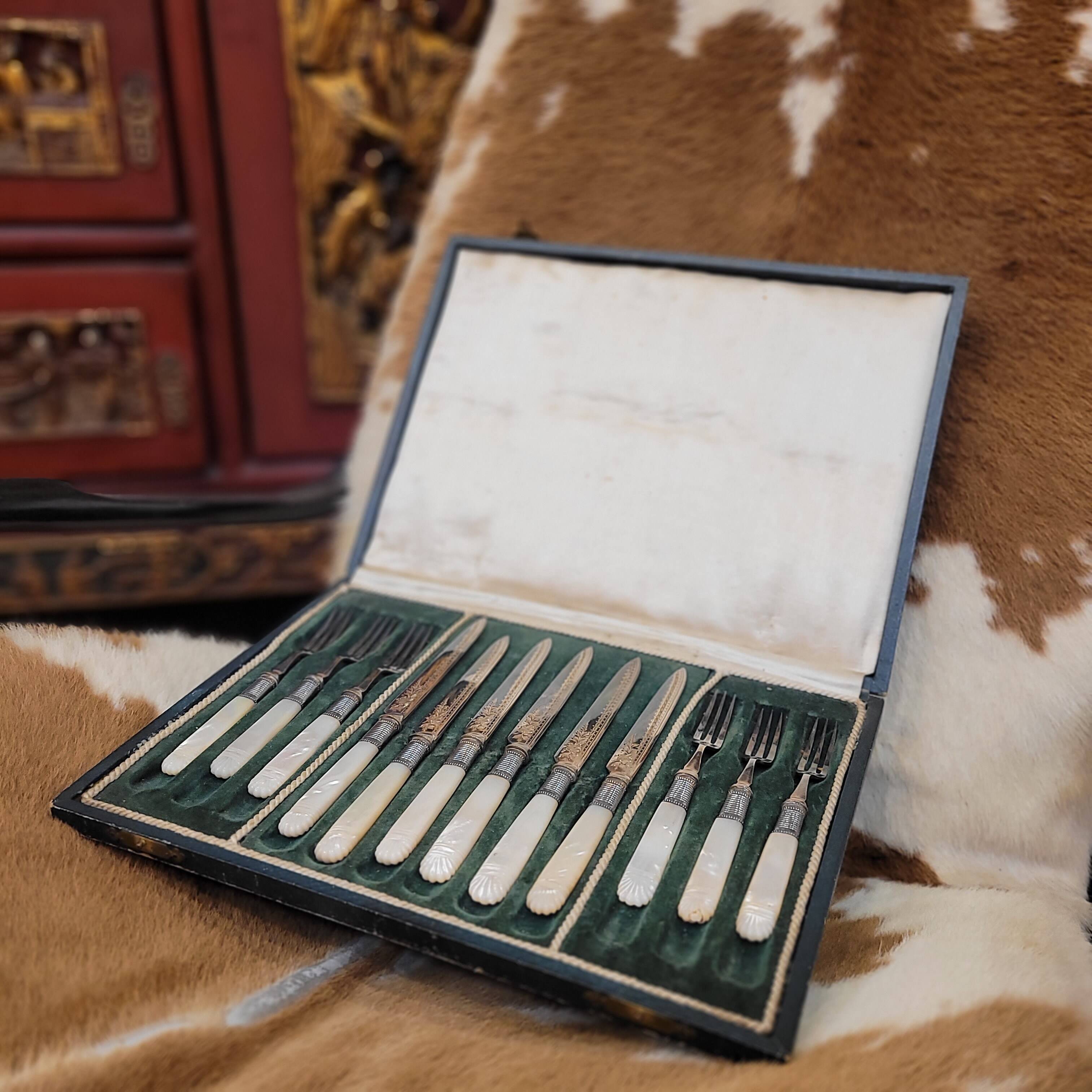 Cuberteria “Charles Boyton”, Victorian Style, Plate and nácar, s. XX – London, Reino Unido