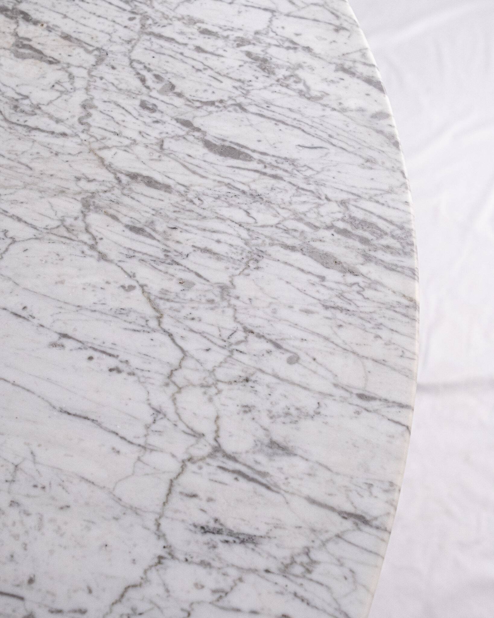 Round marble dining table, made in France, 1970-80.