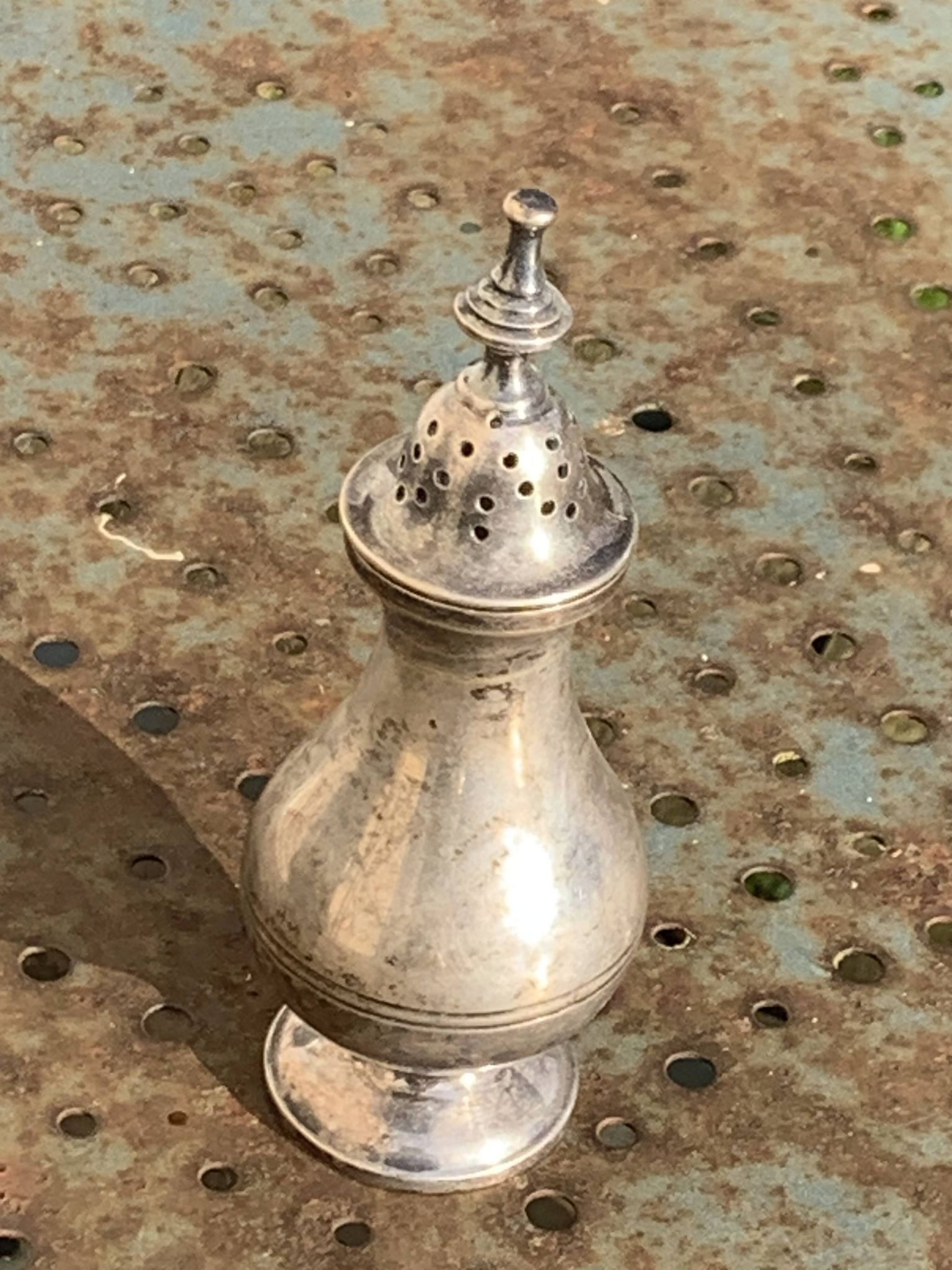 Pair of salt and pepper salt and pepper pots, in old, elegant silver metal
