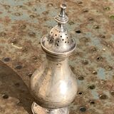 Pair of salt and pepper salt and pepper pots, in old, elegant silver metal