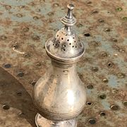 Pair of salt and pepper salt and pepper pots, in old, elegant silver metal