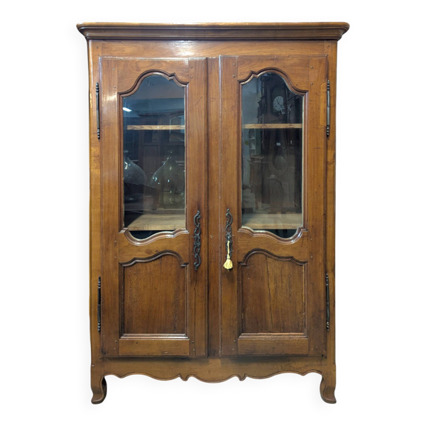 Vitrine en noyer de style Louis XV