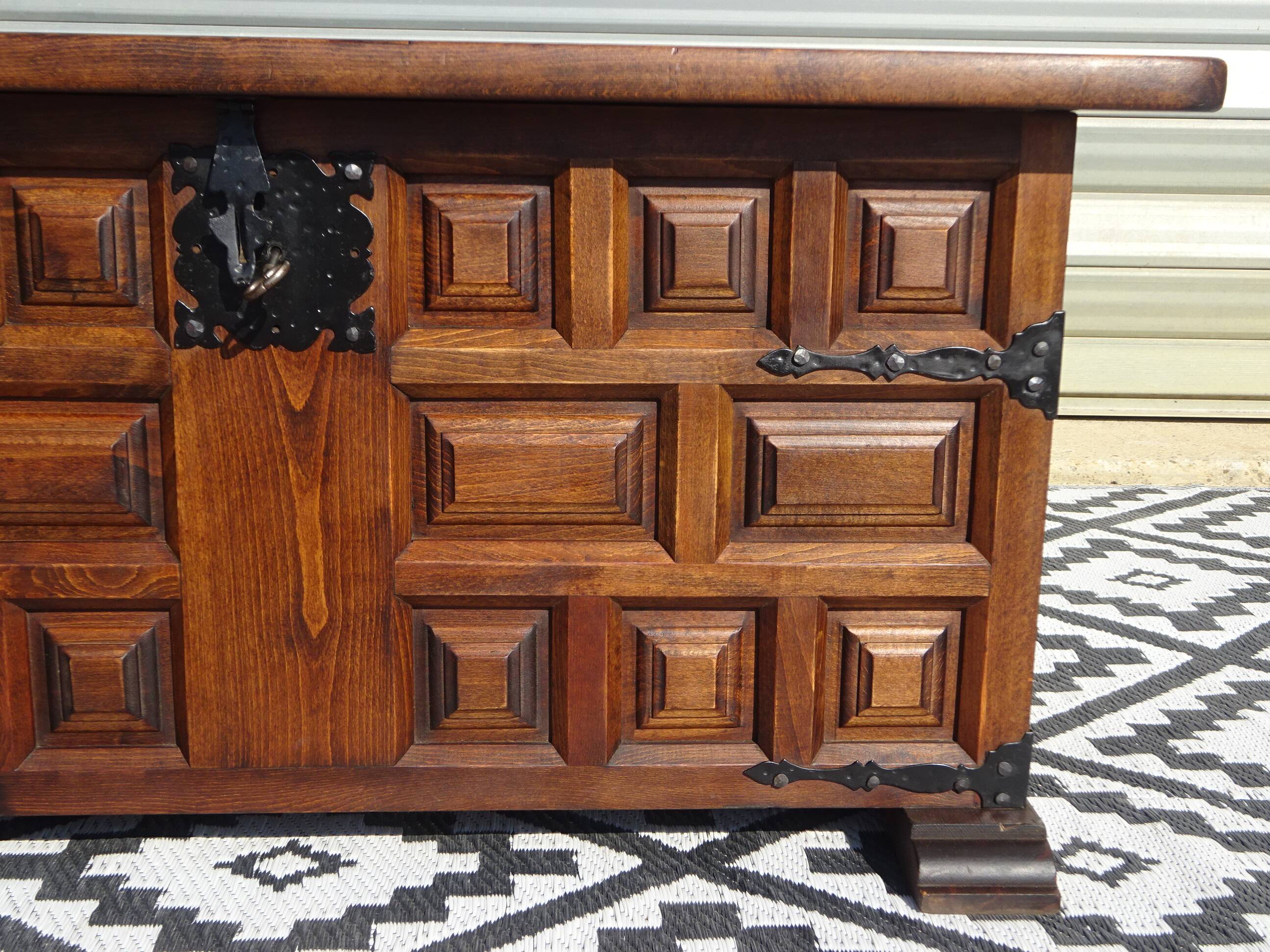 Tuscan chest in solid wood, Argudo Navarro, Spain