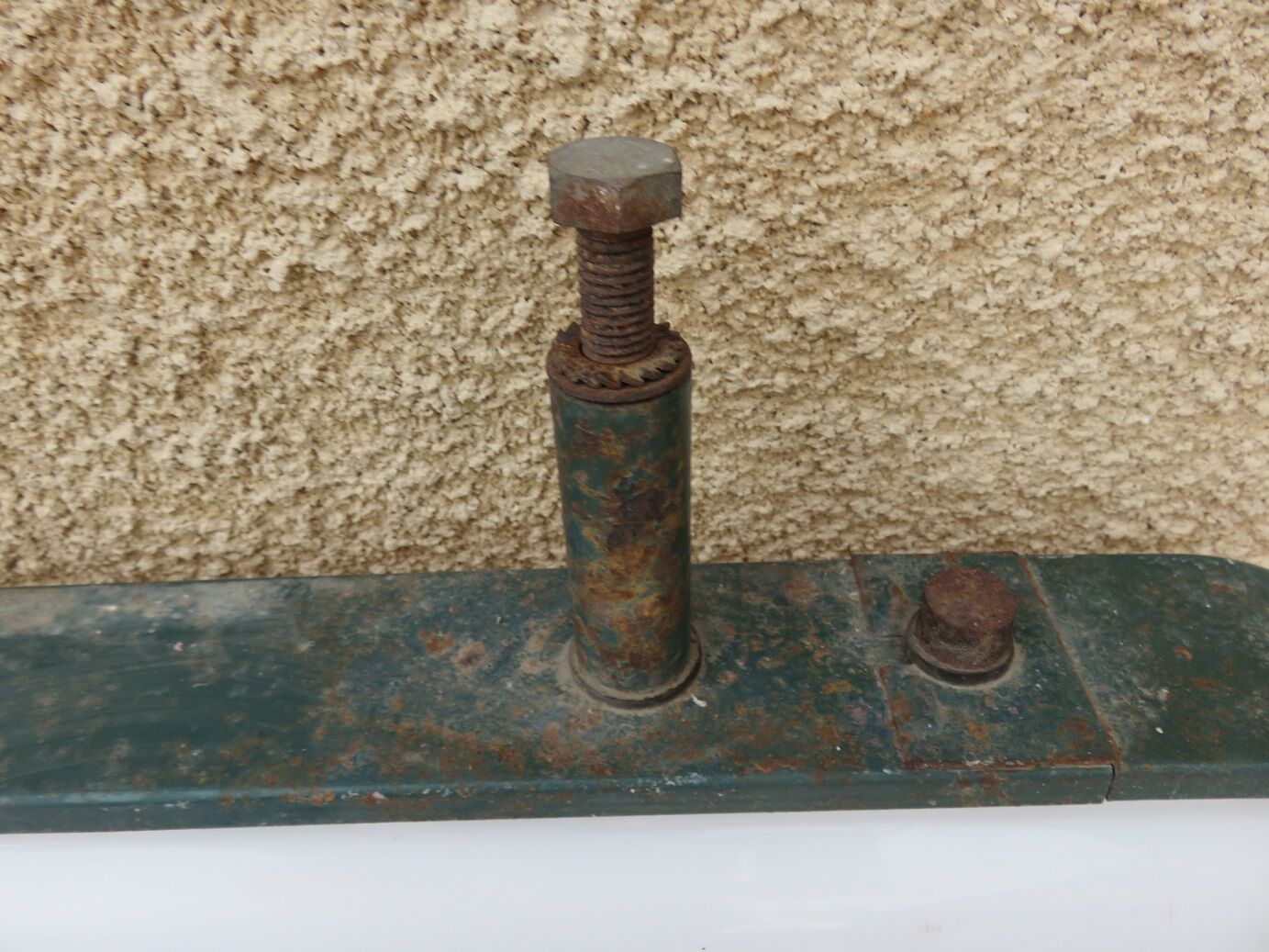 Teaches light sanders 60-70 years