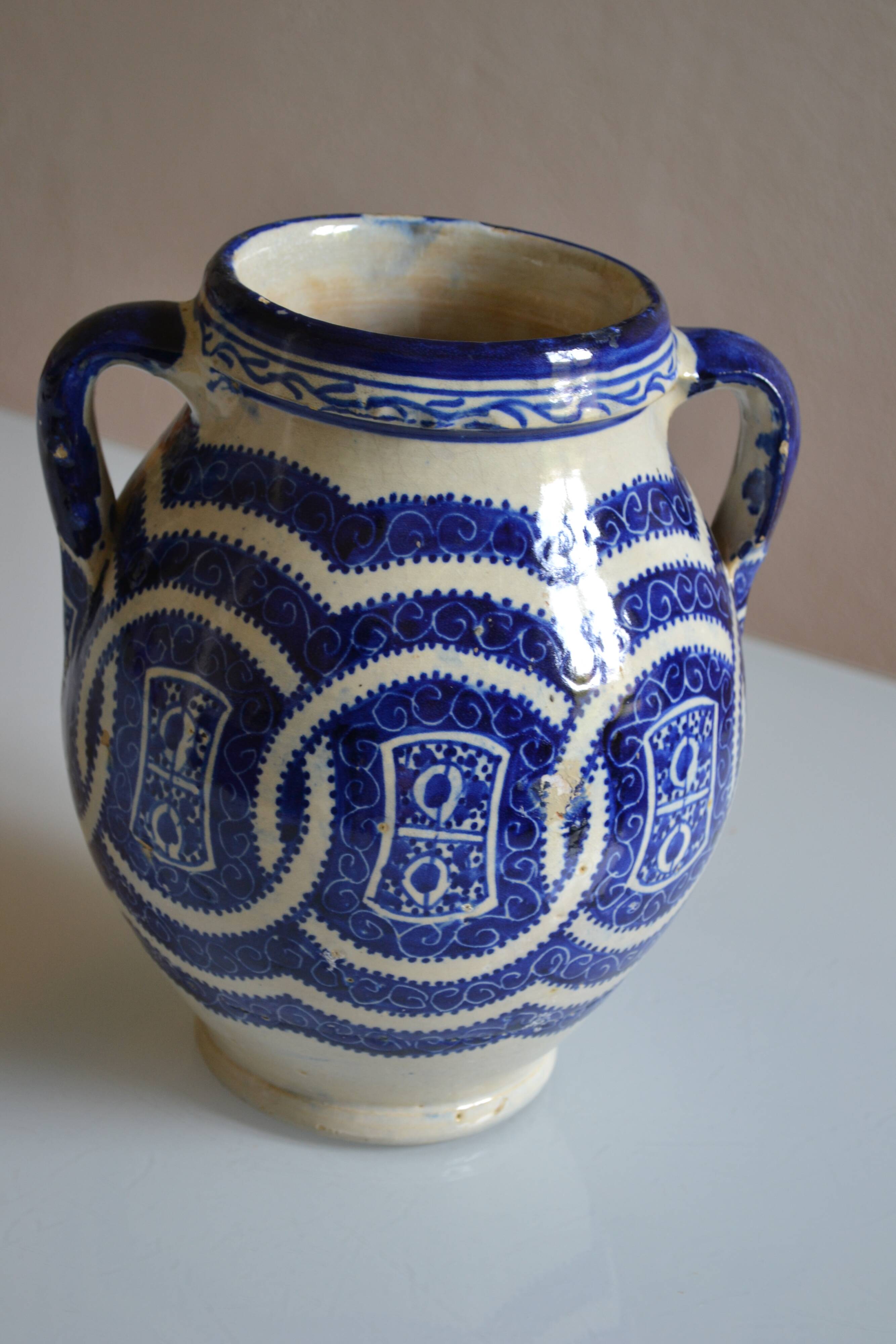 Large vase from the Serghini workshop, ancient Moroccan ceramics, first half of the 20th century.