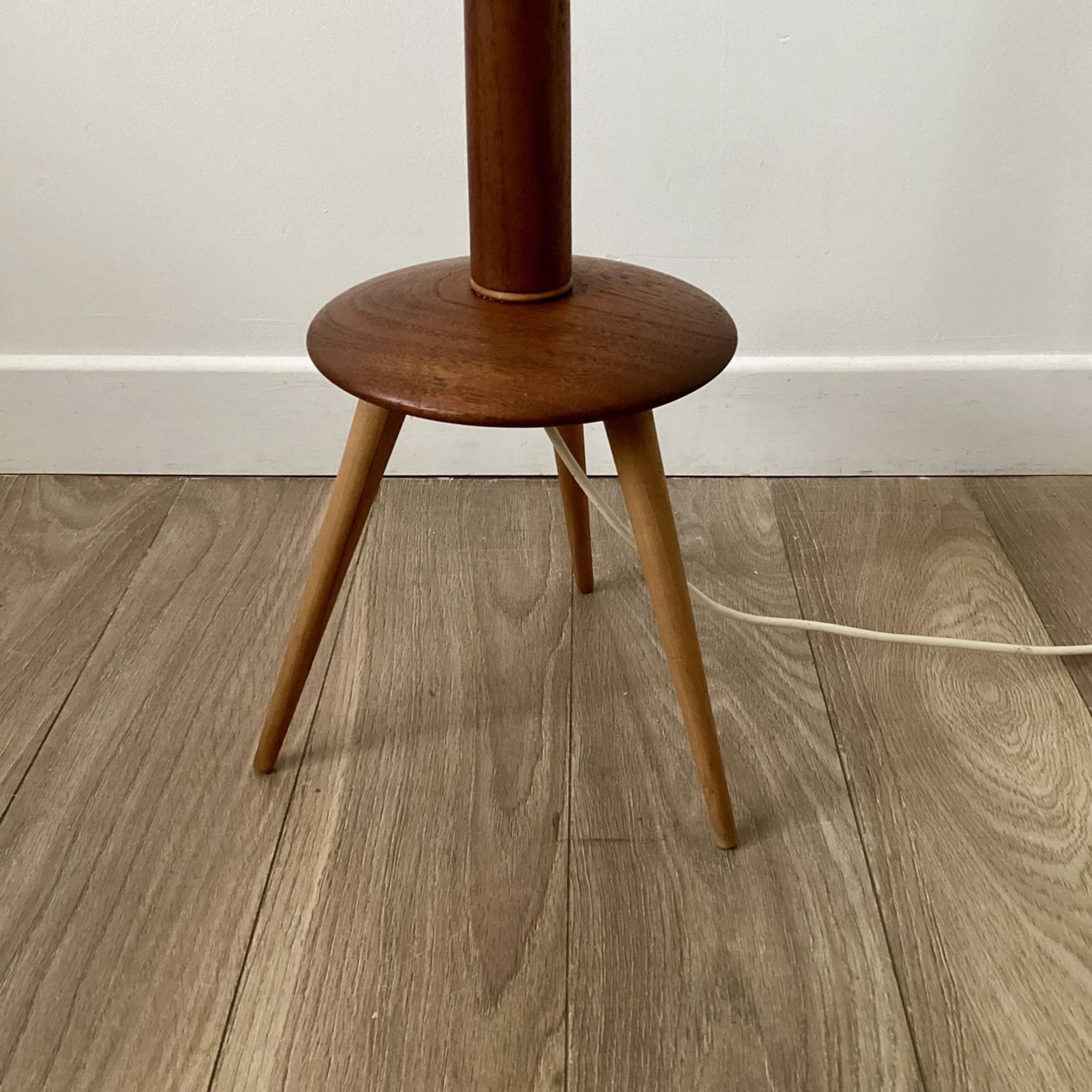 Lampadaire scandinave en teck