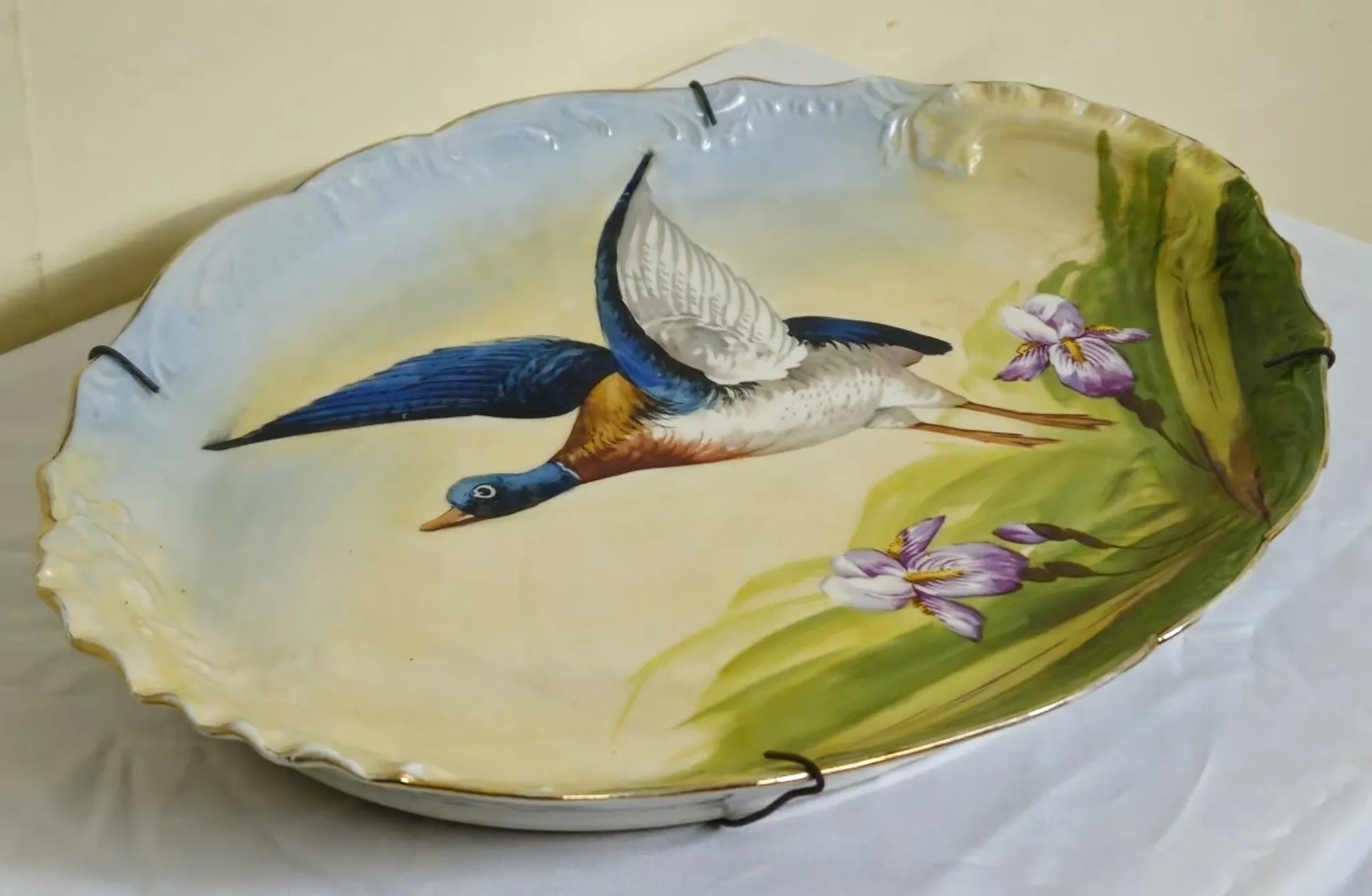 Antique decorative plate in porcelain – flying duck design