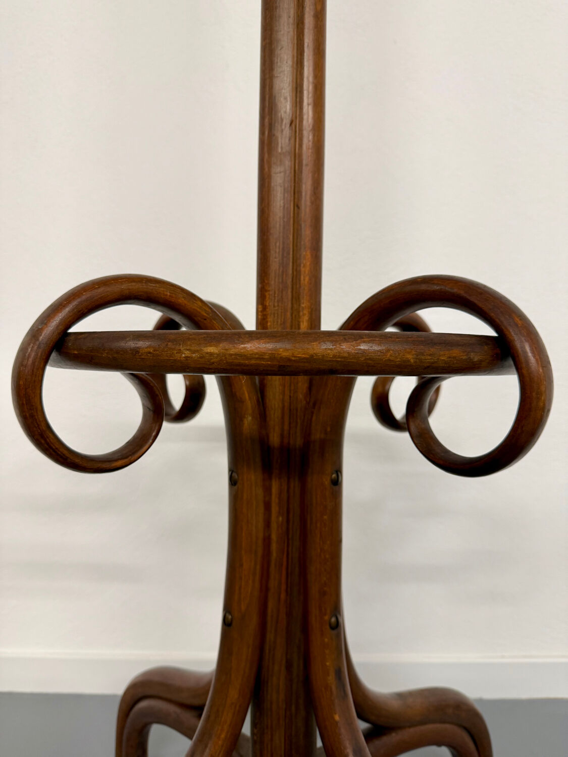 Curved wooden parrot coat rack 1940s thonet mod.10-401