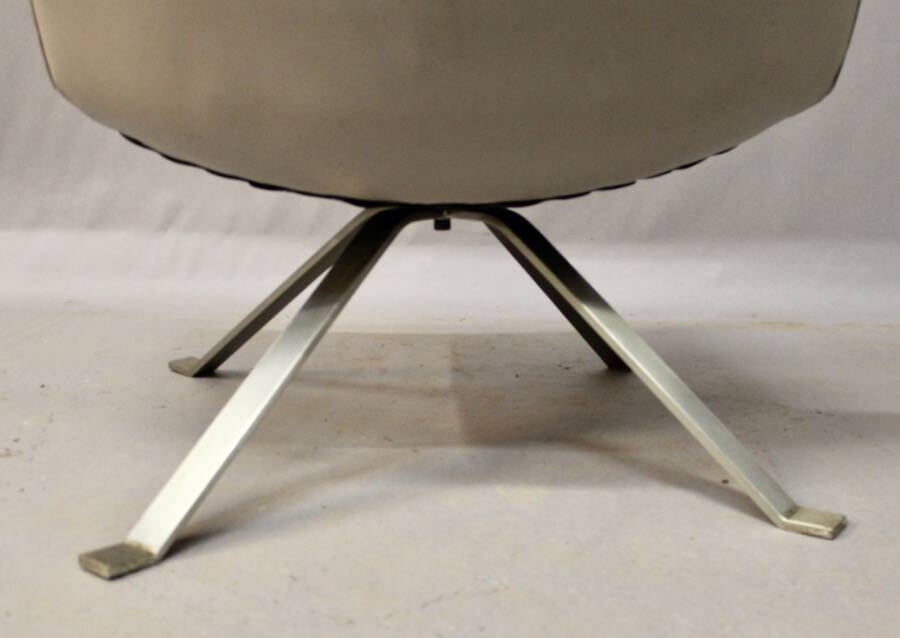 Design armchair with light grey skai top