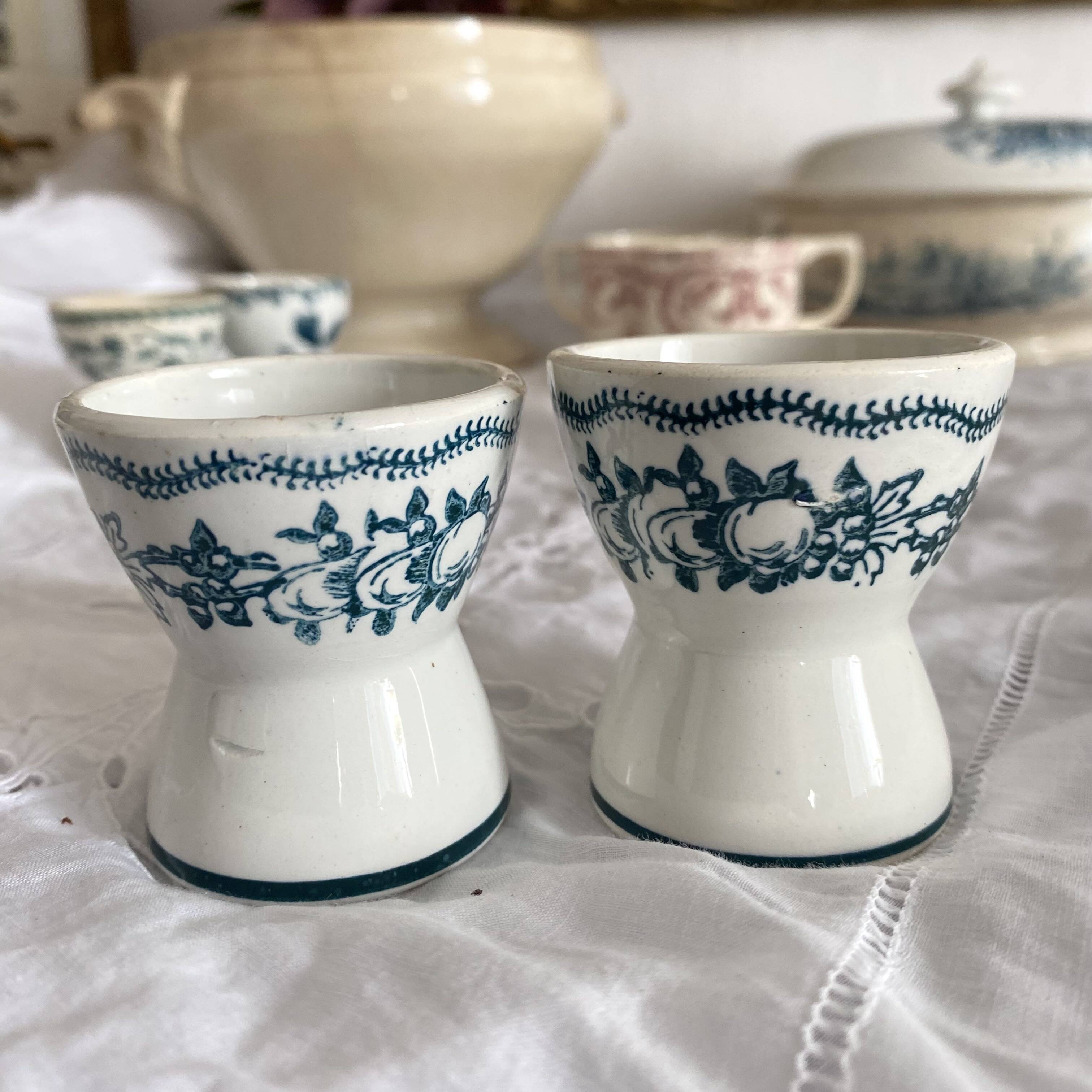 Diabolo egg cups in iron earth