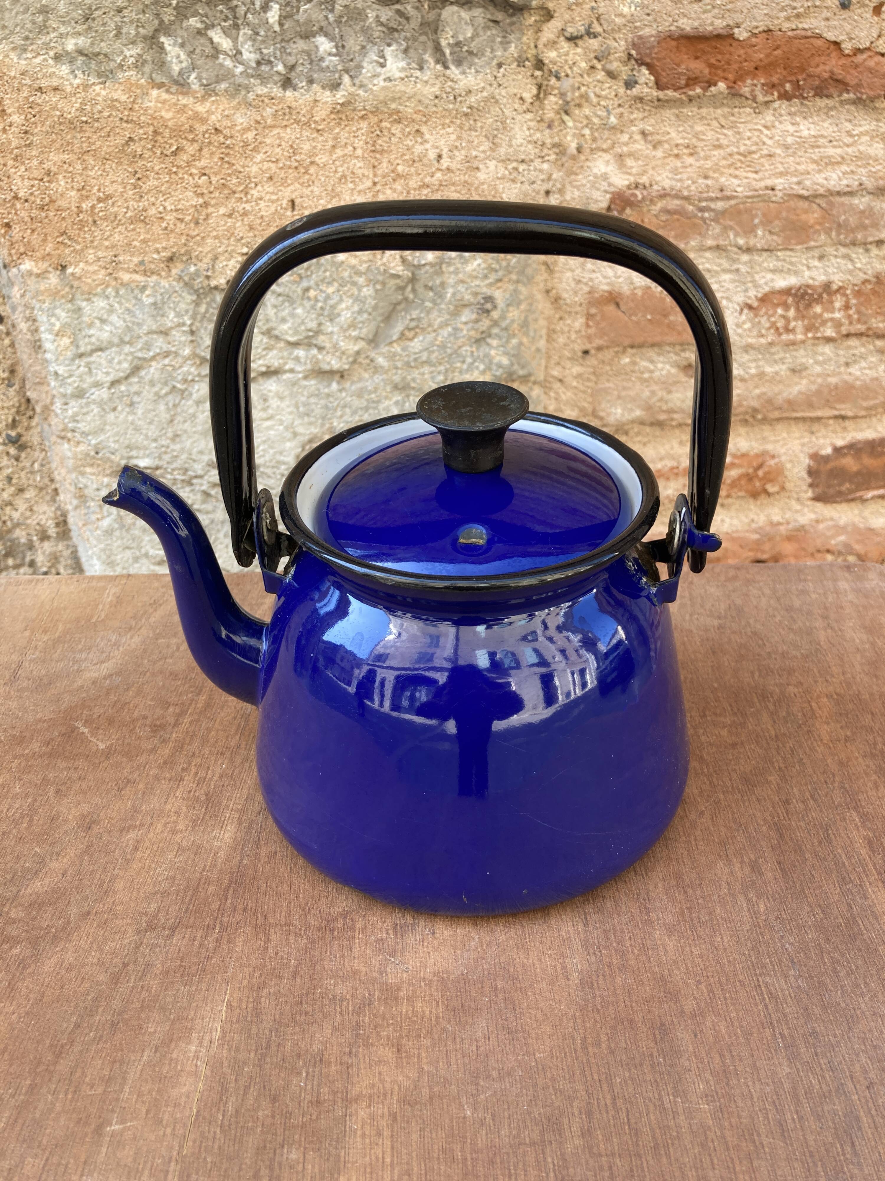 Bouilloire en émail bleu