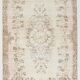 Rare tapis vintage fait main tons rose poudré et beige, motifs floraux