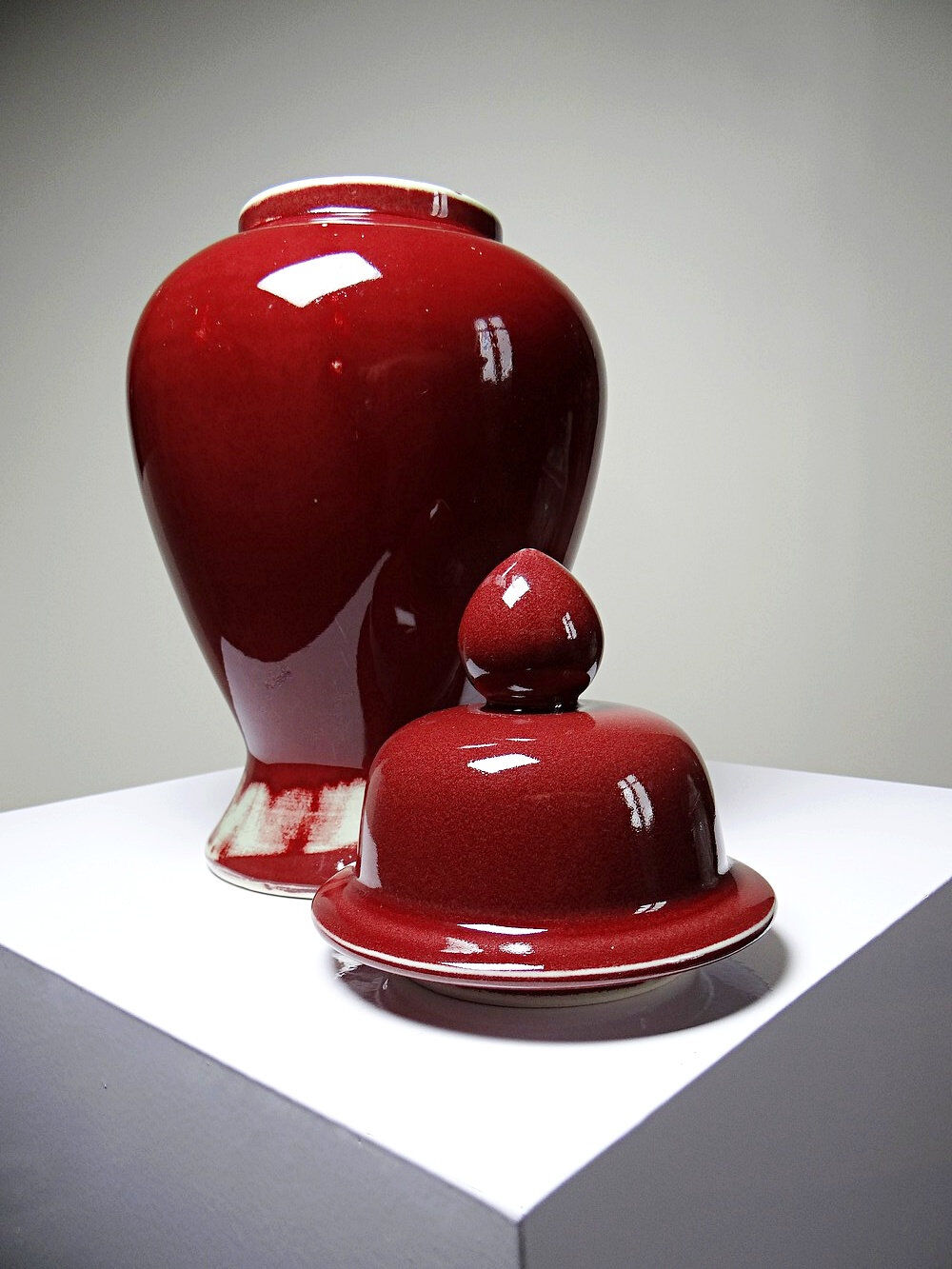 Covered vase, Chinese ginger jar in oxblood and celadon ceramic.