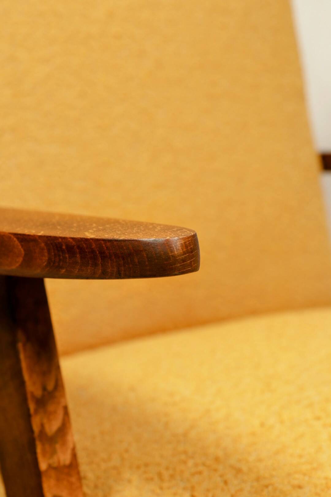 Fauteuil Mid-Century en bois de couleur jaune avec boucle au design scandinave