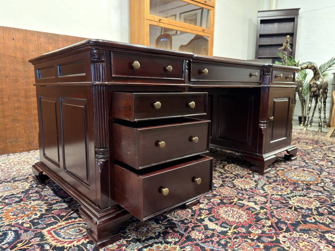 English Chesterfield Desk Partnerdesk