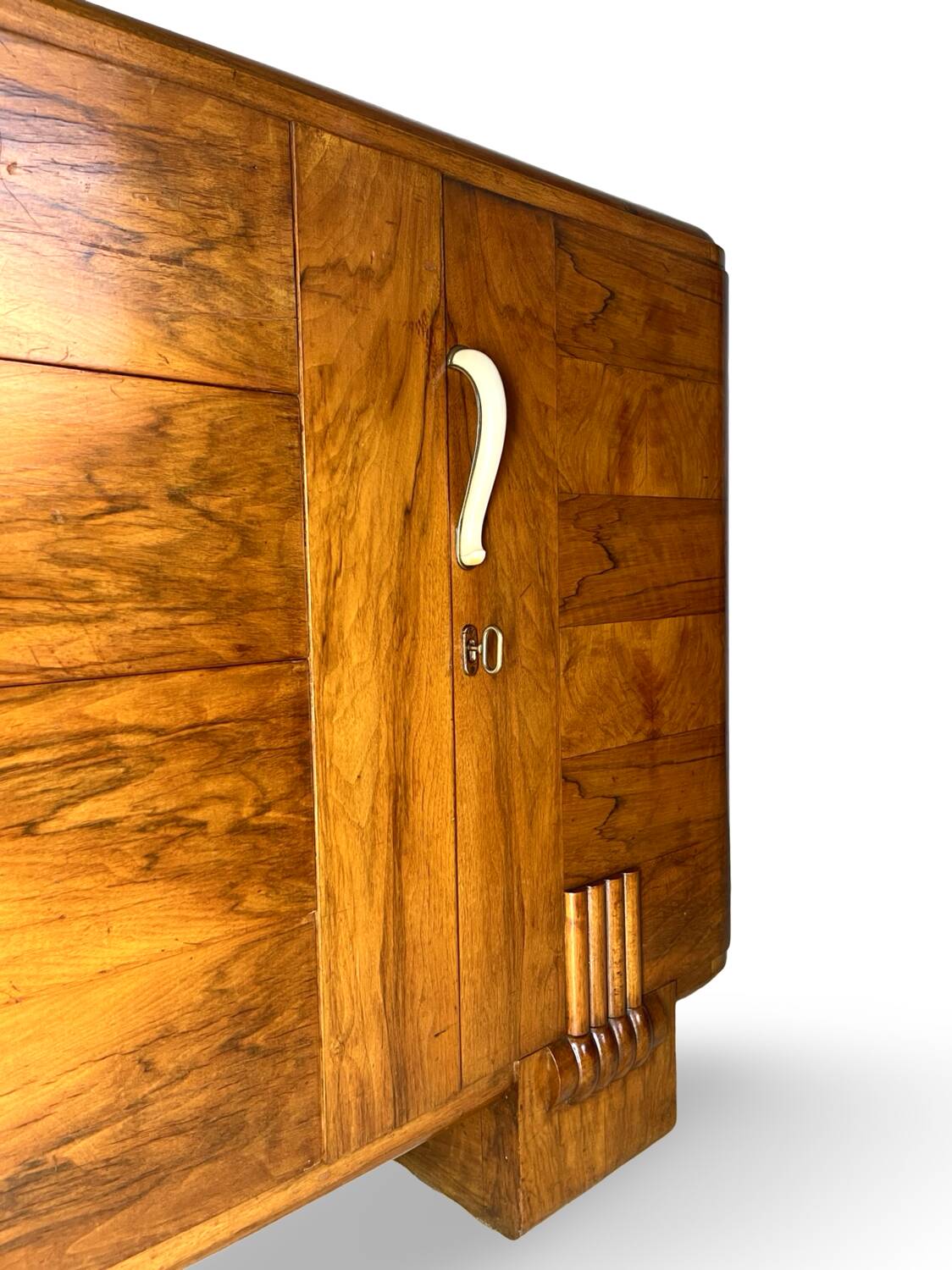 Buffet en noyer Art déco italien, de grande qualité.