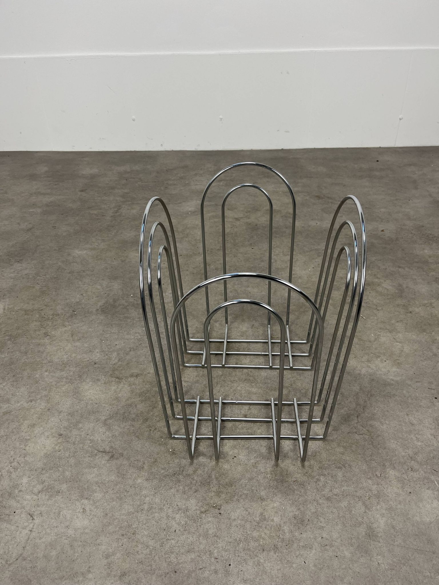 Porte revue postmoderne années 80 métal chromé vintage memphis