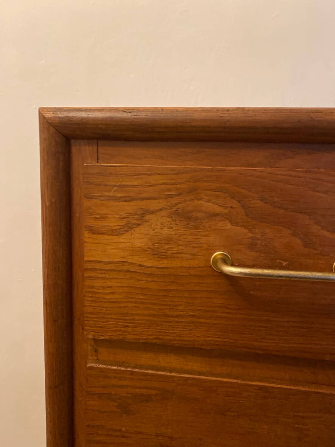 Vintage wooden chest of drawers with 4 drawers