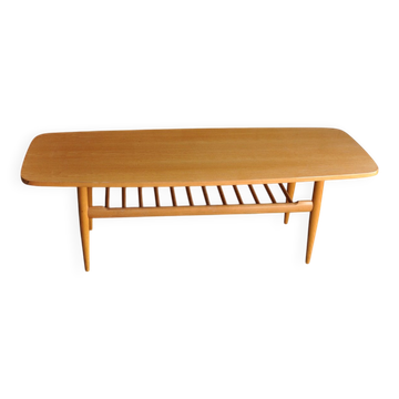 Table basse vintage en érable et hêtre brun, style planche de surf, avec porte-revues intégré.