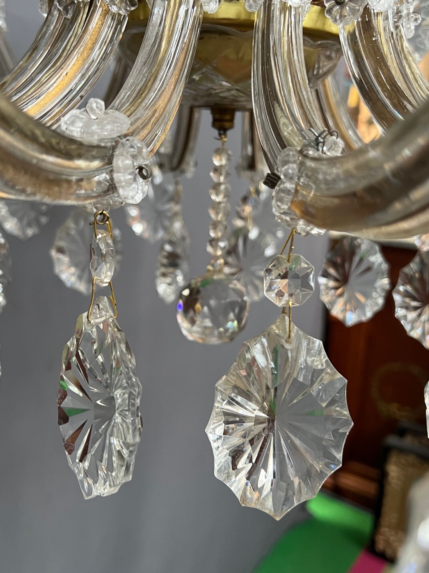 Lustre en cristal en cristal massif gravé à la main.