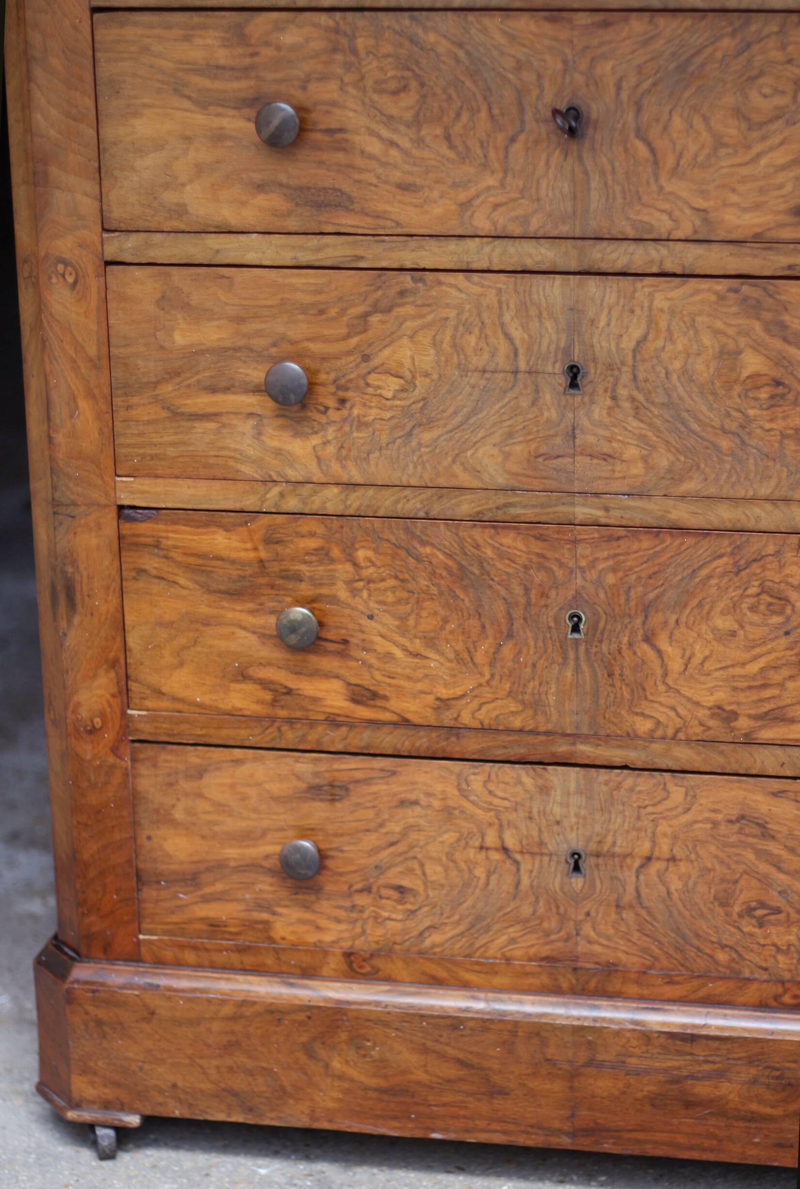 Classy dressing table in mahogany burl (19th century).