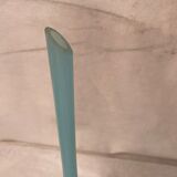 Vase en verre opaline bleu