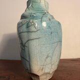 Vase en porcelaine céladon craquelée forme libre
