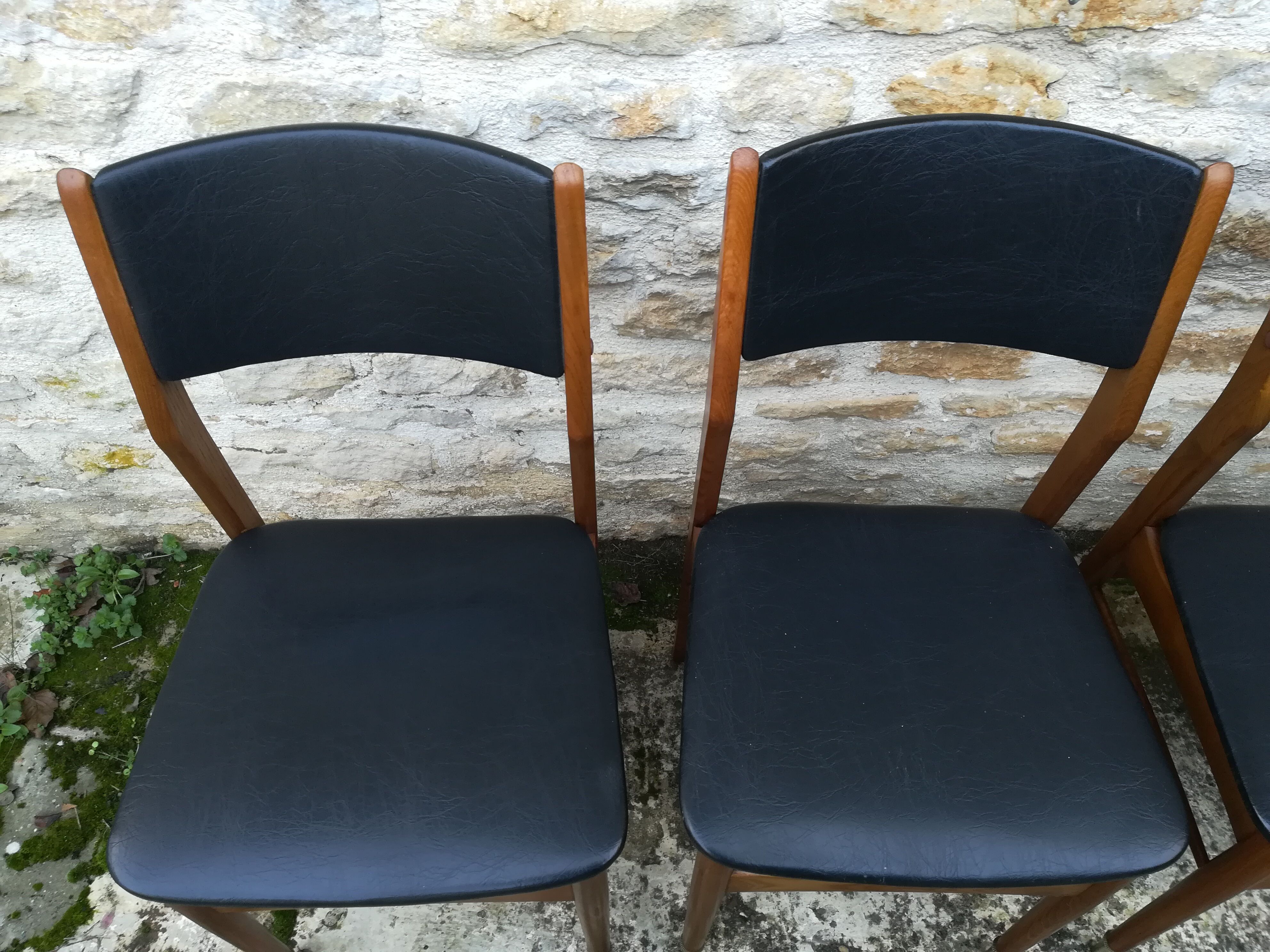 Scandinavian chairs in skaï