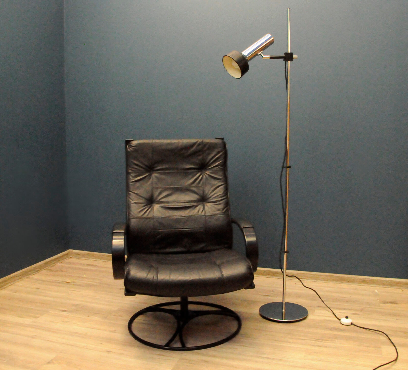 Modern armchair in black leather Gota Mobler