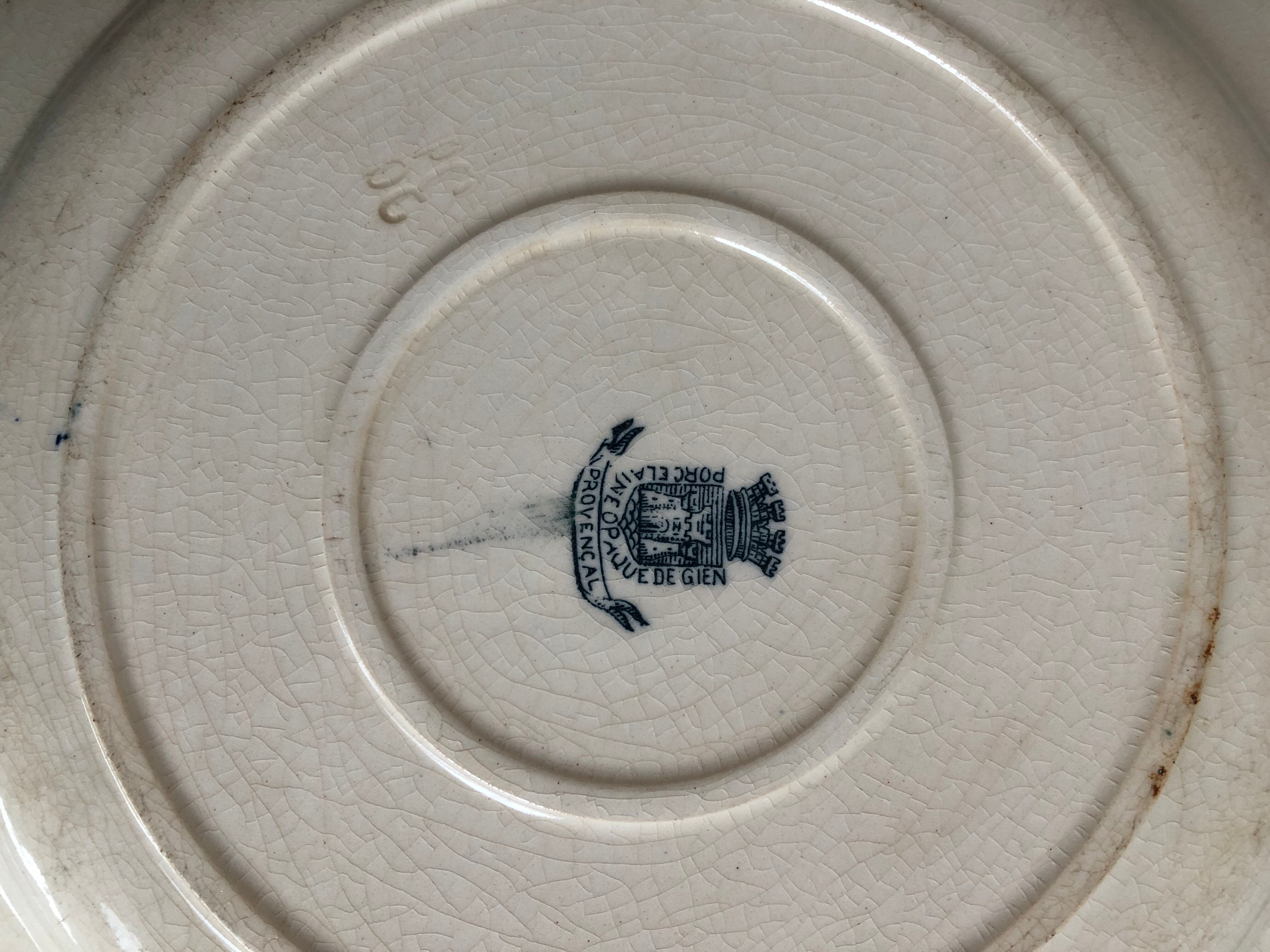 Plat rond ancien modèle provençal en porcelaine opaque de Gien