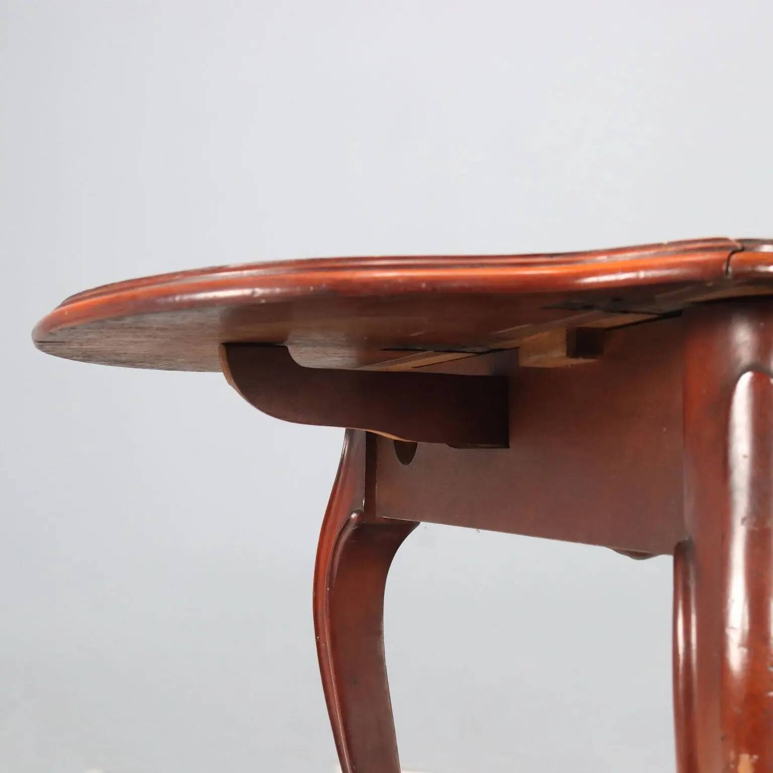 Antique Louis-Philippe coffee table in mahogany, France, 19th century.
