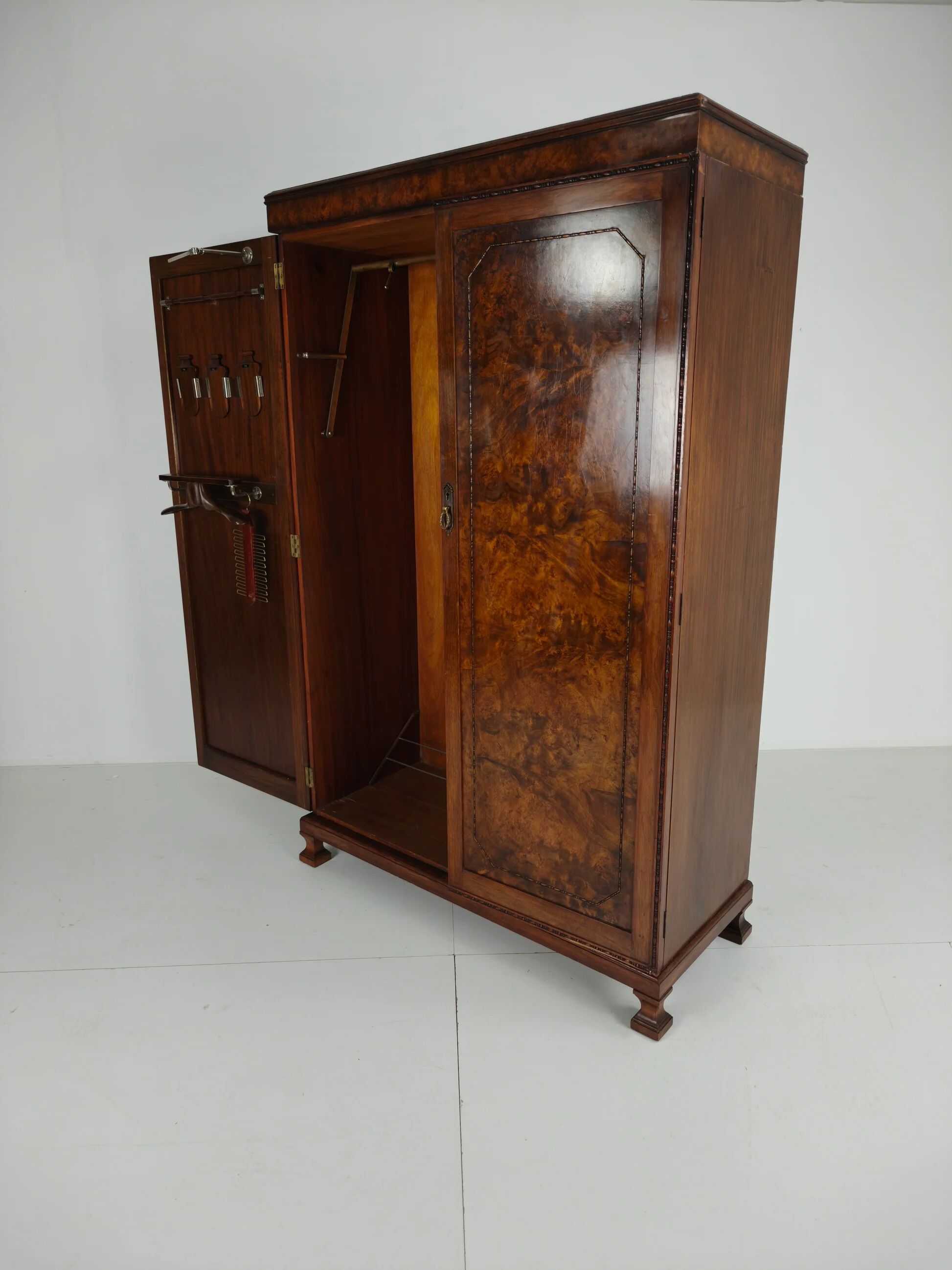 Superbe armoire anglaise Art Déco en loupe de noyer signée Waring & Gillow – vers 1900-1932