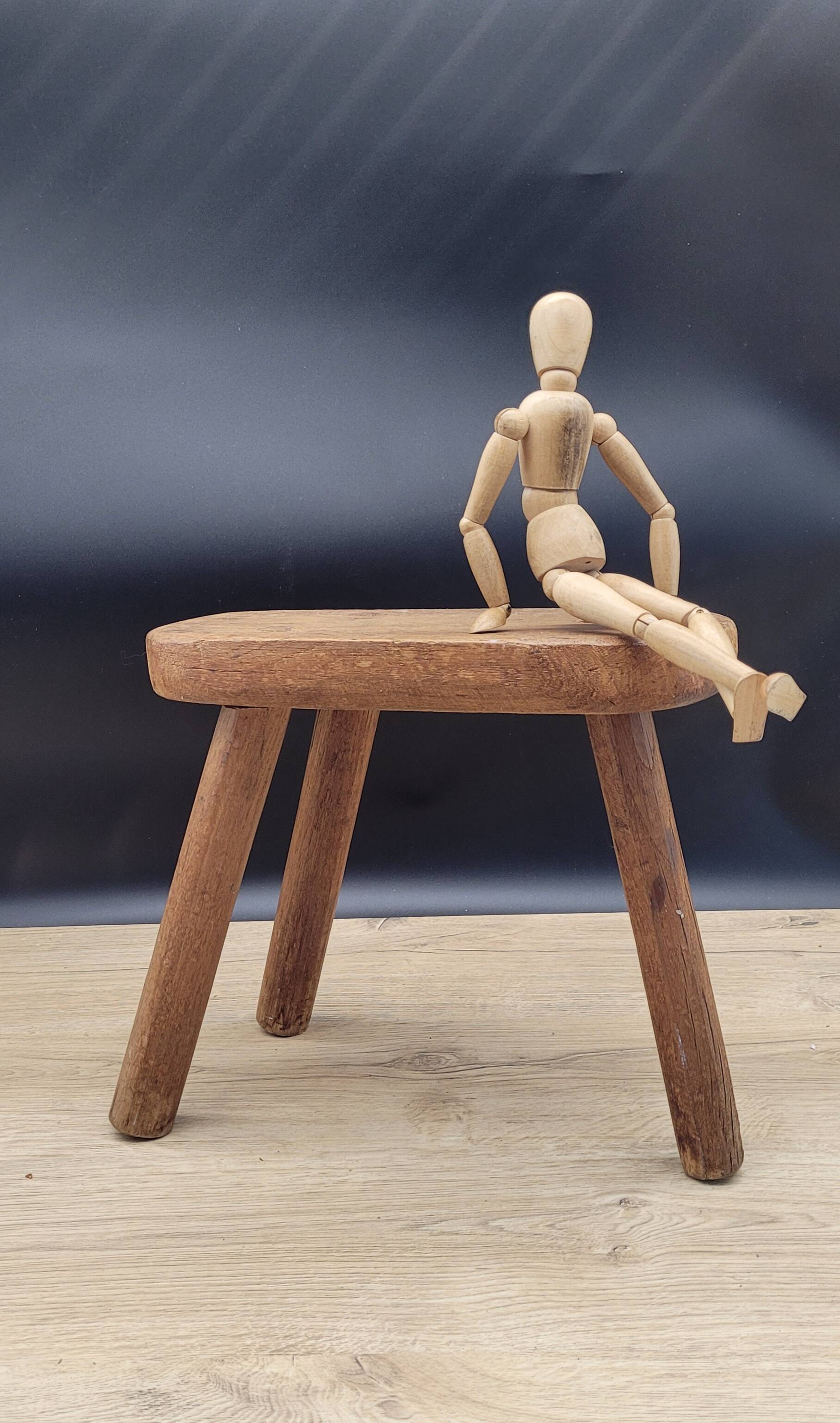 Tabouret tripode brutaliste ovale