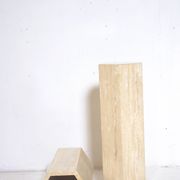 Ensemble de 3 colonnes ou piédestaux hexagonaux en travertin années 70