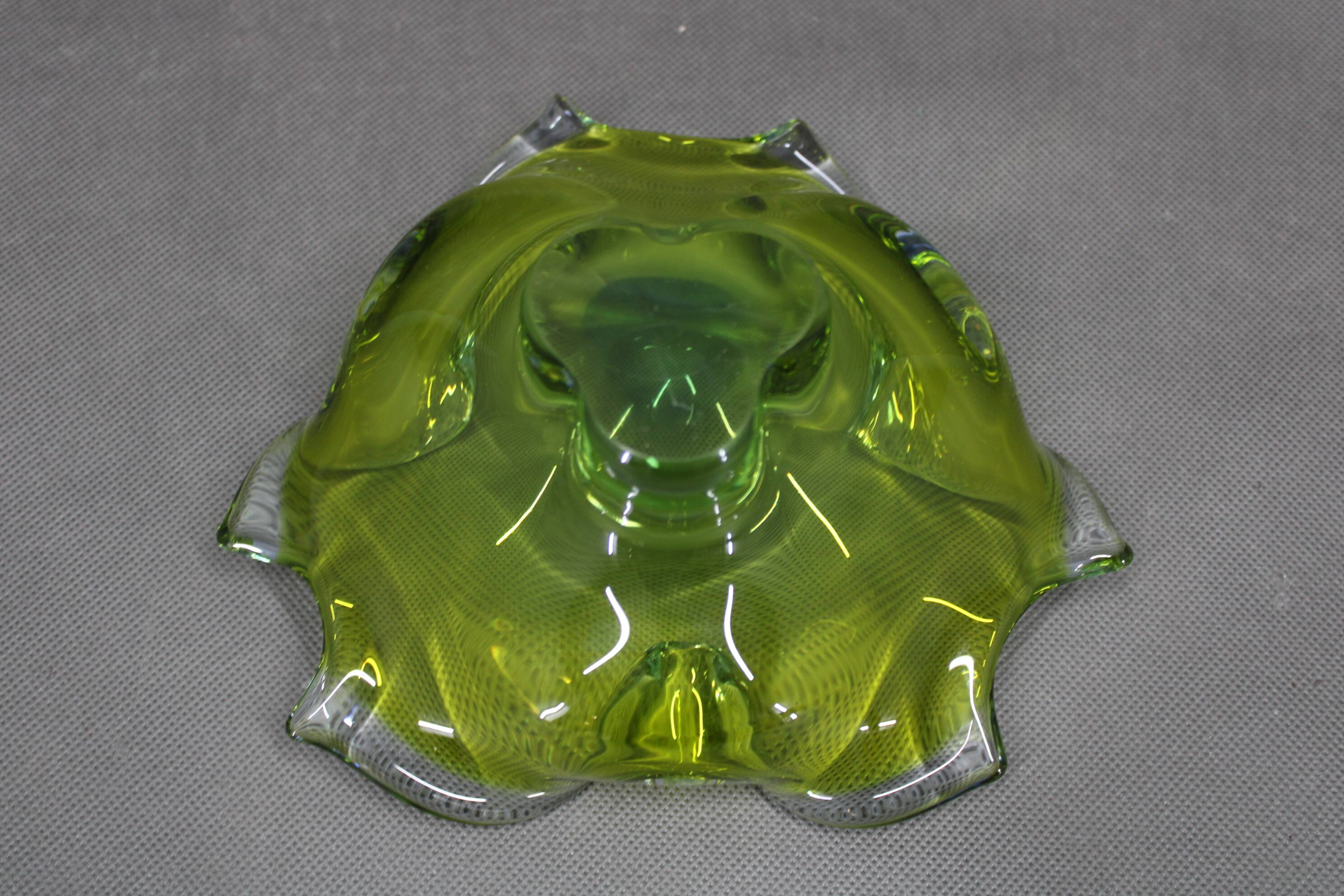 Bol en verre vert du milieu du siècle par Josef Michal Hospodka, années 1970.