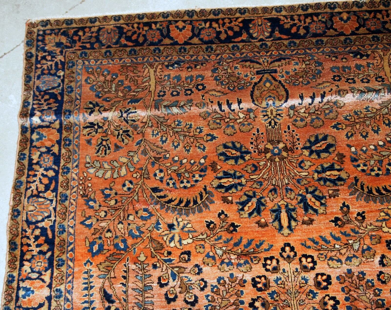 Handmade antique Persian Sarouk rug 4' x 6.4' (122cm x 195cm) 1920s