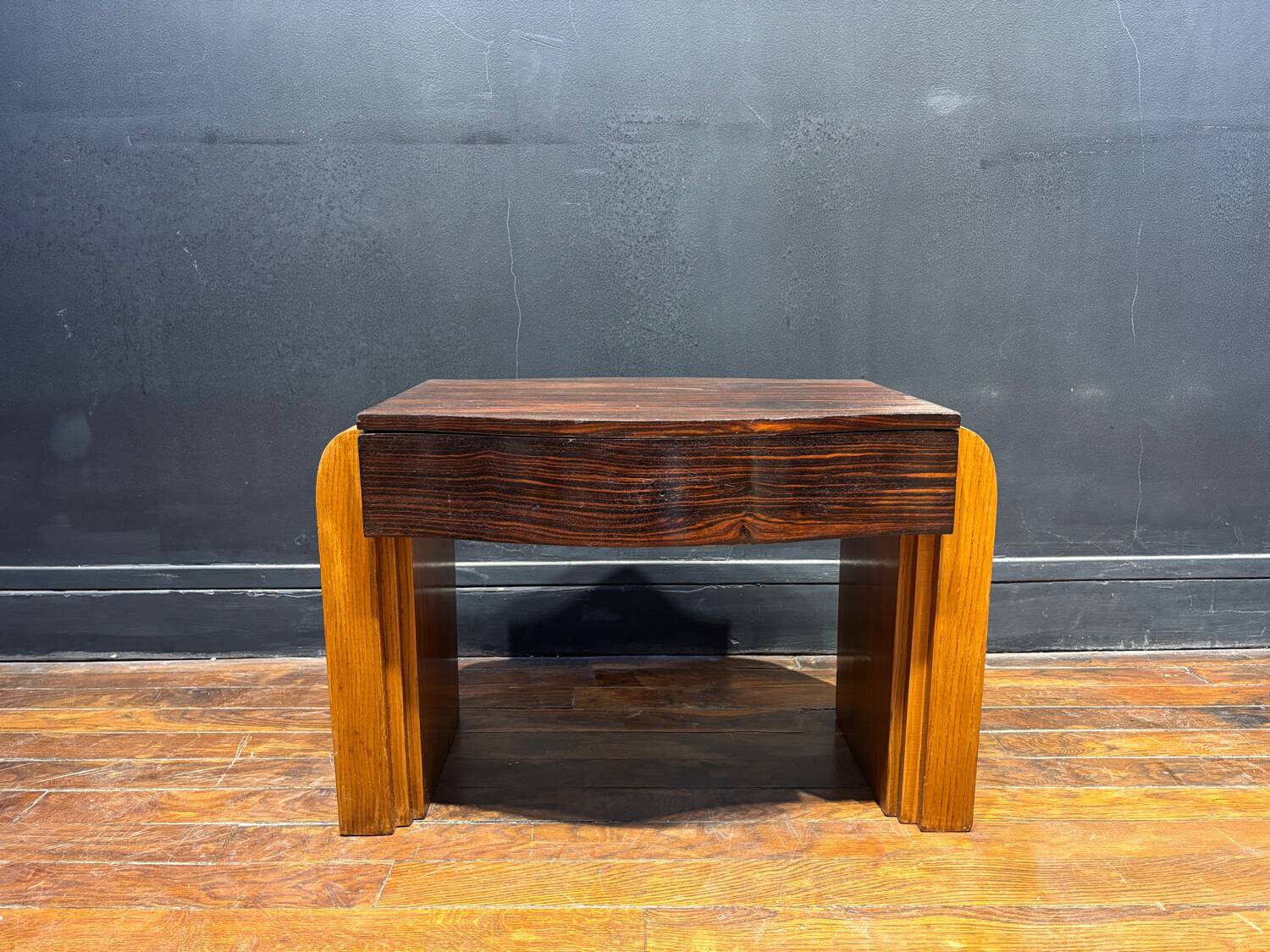 Solid wood side table – Vintage charm and timeless elegance
