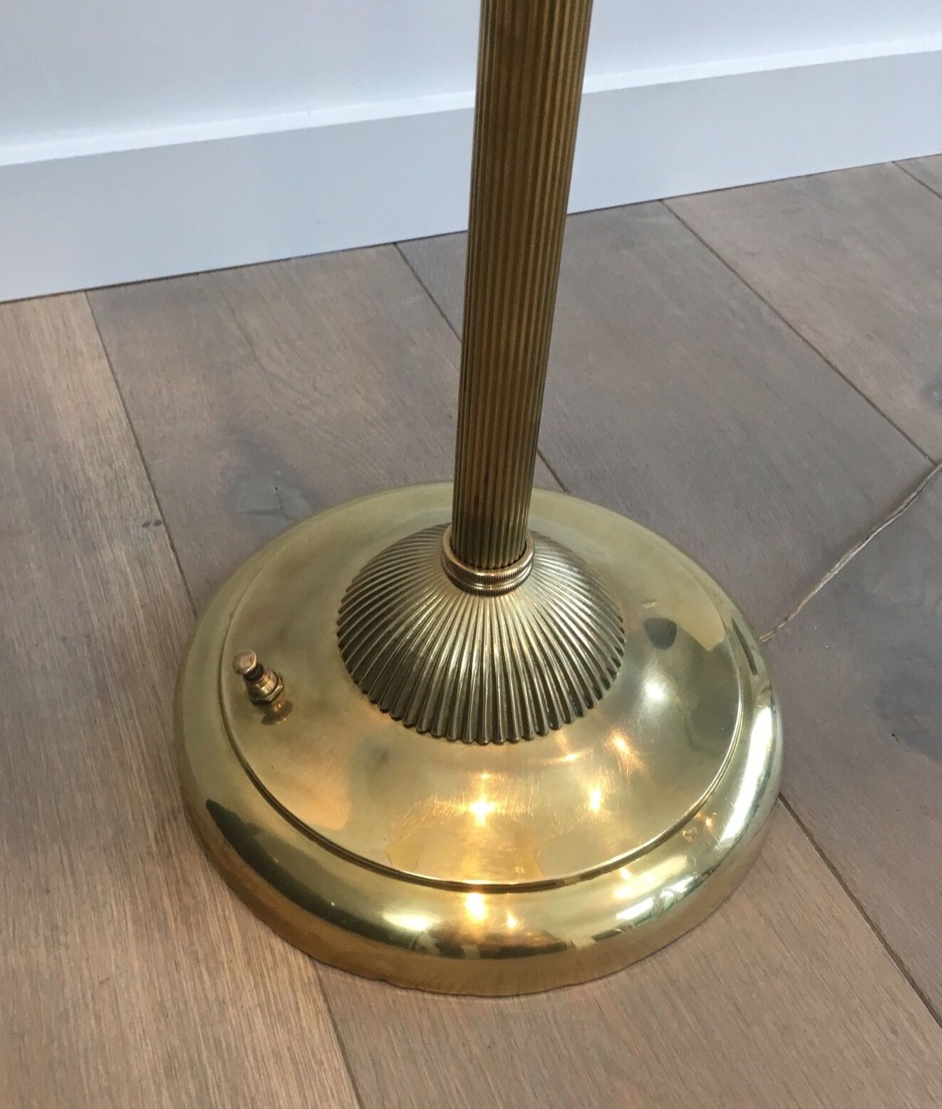 Floor lamp of parquet in neoclassical style in brass with dolphin heads