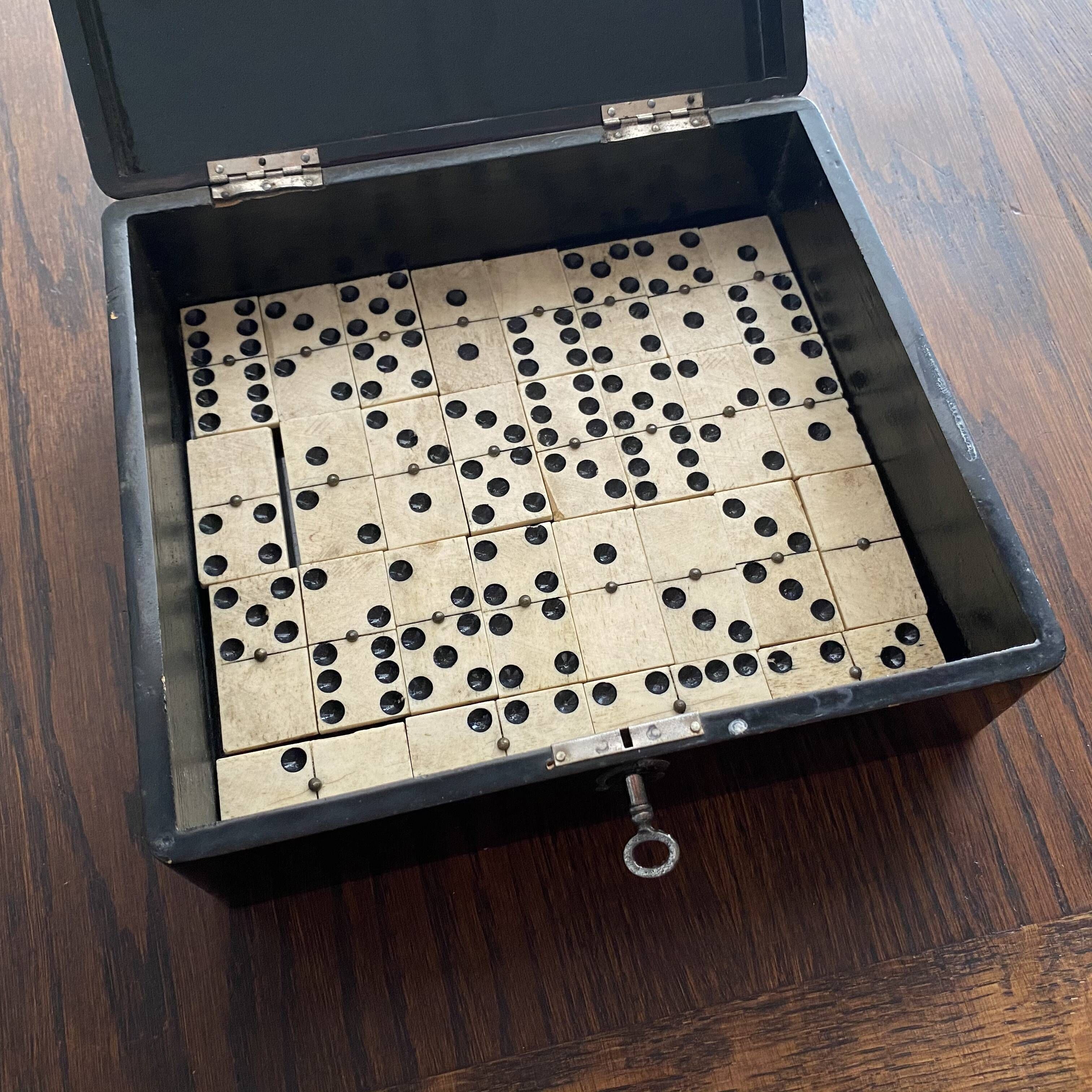 Game of dominoes and its Japanese laqué wooden box "1900"