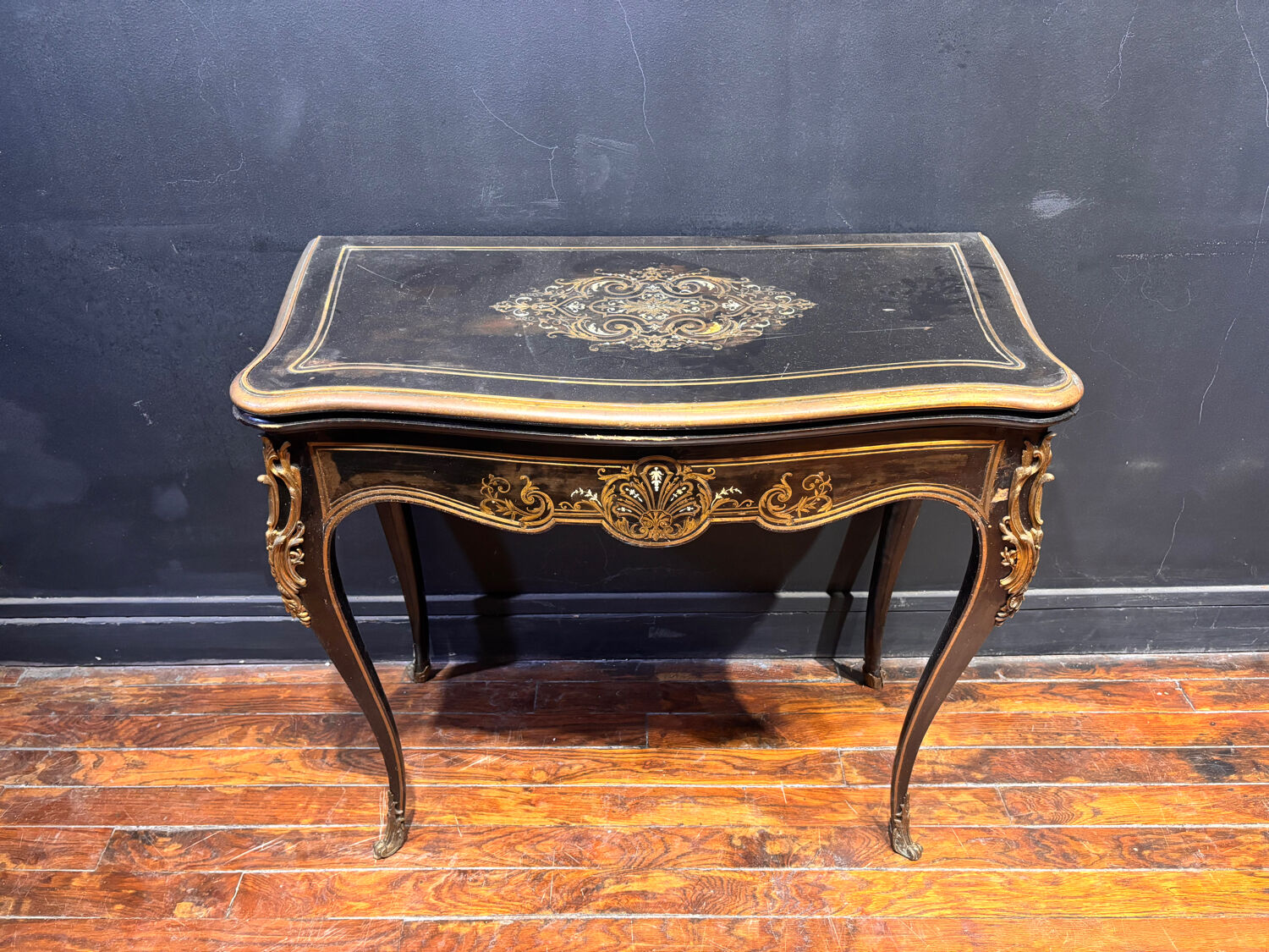 Antique wooden and brass game table – Timeless elegance