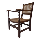 Fauteuil Art Déco en chêne tressé, design minimaliste.