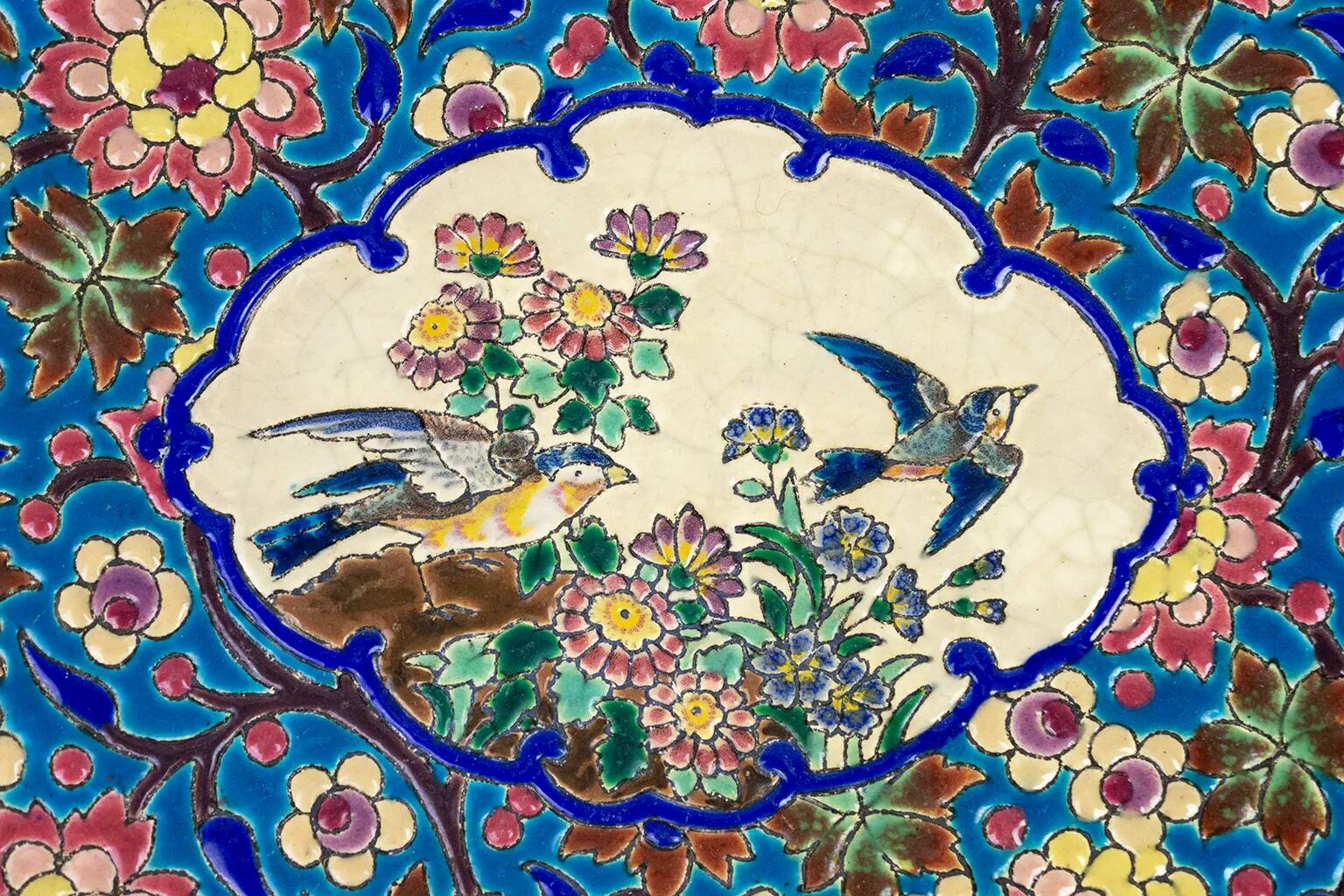 Plat en émaux de Longwy – Décor d’oiseaux et fleurs polychromes – 1950